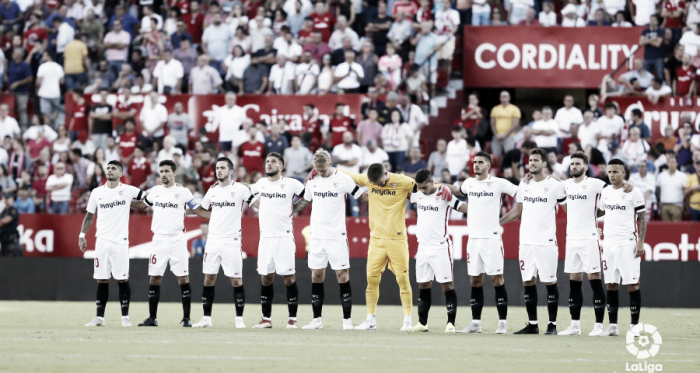 La plantilla del Sevilla antes del inicio del partido. | Foto: LaLiga