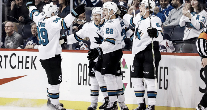 Jugadores de San José Sharks celebrando un gol | Foto: NHL.com