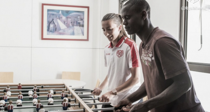 Sheila con un refugiado jugando al futbolín. Fotografía: Rayo Vallecano S.A.D