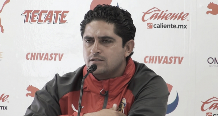 Luis Camacho técnico de Chivas femenil / Foto: Especial
