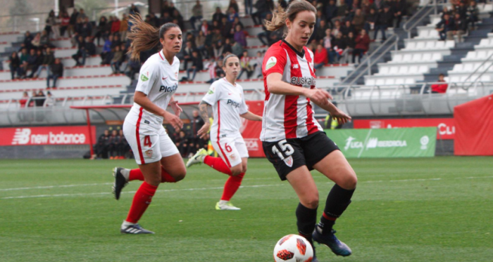 Unzué controla el balón ante la mirada de Mara y Nago. Foto: @AthleticClub