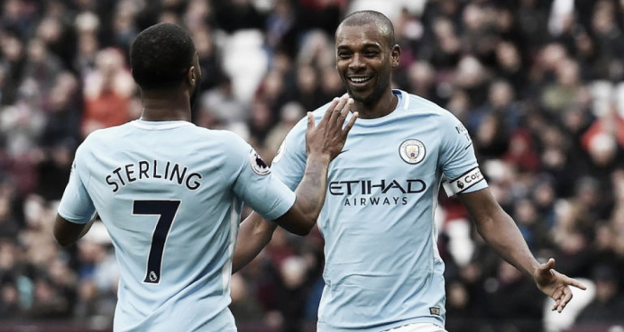 Fernandinho defiende a Sterling: &quot;No sé por qué la gente lo trata así&quot;