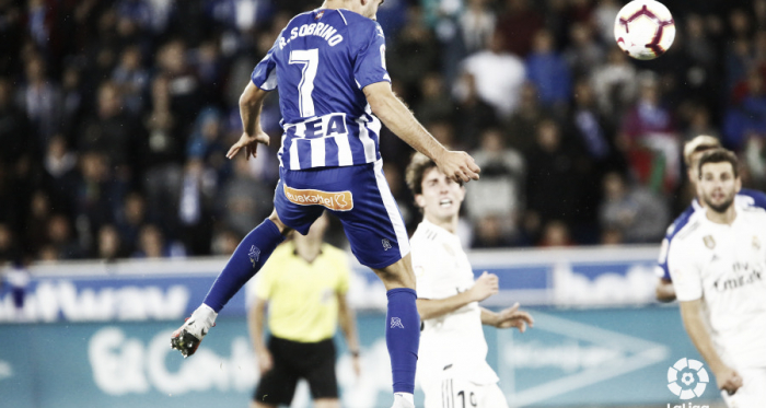 Sobrino da el pase a Manu García, en la primera vuelta. Foto: La Liga