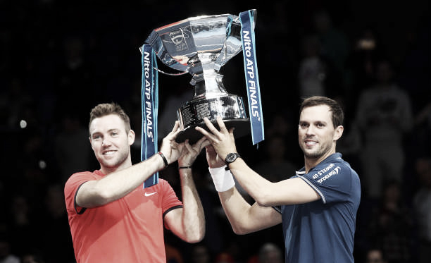 Jack Sock y Mike Bryan posan con su trofeo de campeones de las Nitto ATP Finals de Londres 2018. Foto: gettyimages.es