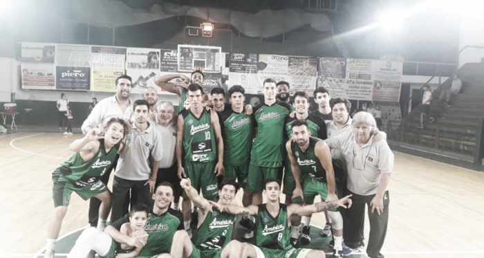 Todo el equipo de Sportivo América de Rosario posando para la foto post-triunfo contra Barrio Parque. Foto: Prensa Sportivo América