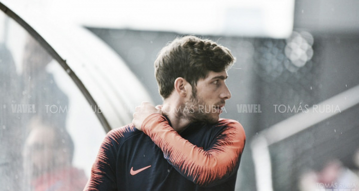 Sergi Roberto saltando al campo de entrenamiento Foto: Tomás Rubia, VAVEL.com