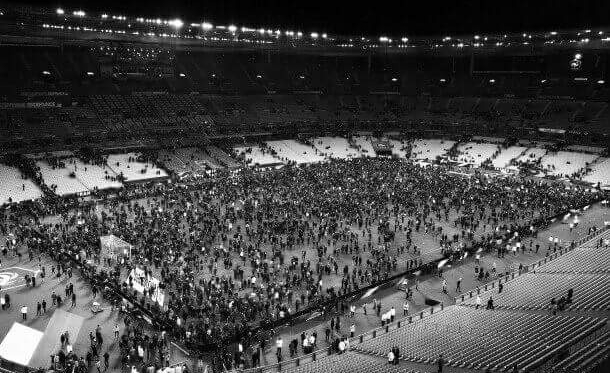 Source: The Guardian. Les 70 000 spectateurs amassés sur la pelouse, à l'abri des attentats qui ont eu lieu à Paris.