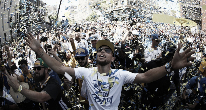 Curry jura fidelidad a los Warriors