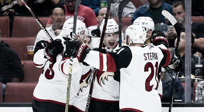 Dylan Strome celebrates with his teammates his first as well as his team's first goal of the year. | Photo: Kevin Kuo-USA TODAY Sports