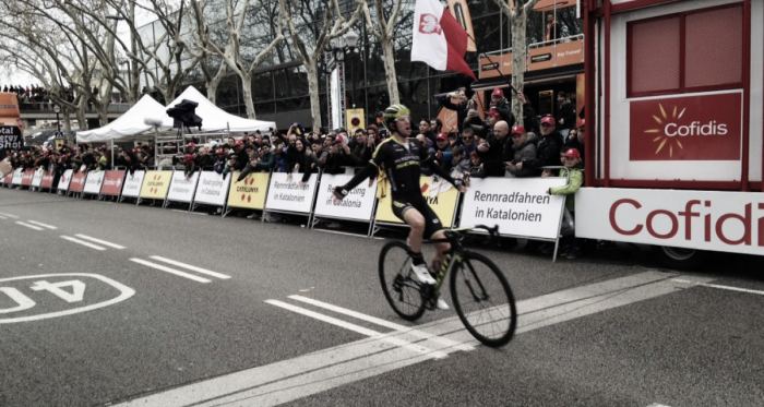 Volta a Catalunya, Simon Yates vince sul Montjuic. Valverde si aggiudica la corsa