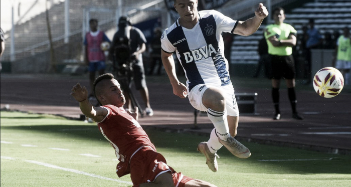 La lucha por el lateral (Foto: La Nación)