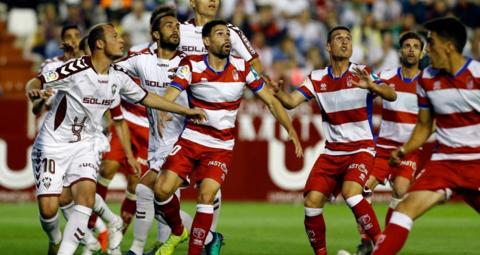 San Emeterio, atento al balón. Foto: Granada CF.