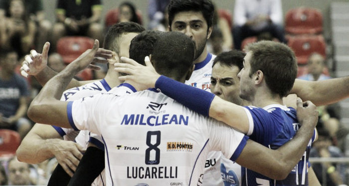 Taubaté levou a melhor e venceu o Sesc RJ por 3 sets a 2 (Foto: Rafinha Oliveira/EMS Taubaté Funvic)