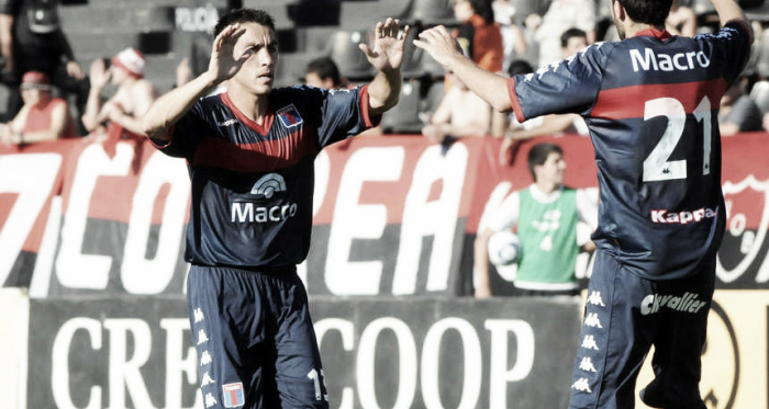 El Flaco Echeverría saludando a Casteglione, autor del gol en el 2011 (Foto: Olé).