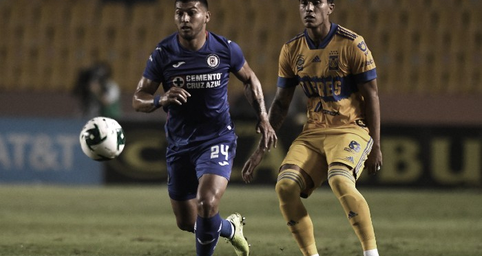 Cruz Azul pone contra las cuerdas
a los Tigres del “Tuca”