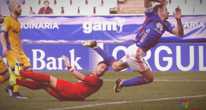 Toche supera a Casto en una acción del partido del 2018 en el Carlos Tartiere. Imagen: Laliga123