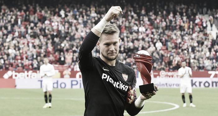 Tomas Vaclik con el premio a Mejor Jugador de La Liga Santander en el mes de noviembre de 2018 | Foto: Sevilla Fc