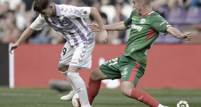 Toni controla el balón delante de un jugador del Alavés | LaLiga