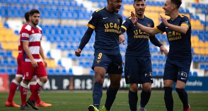 Onwu celebra uno de sus goles. Foto: UCAM Murcia CF
