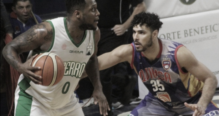 Duelo de peso en el poste bajo: Charles Mitchell vs. Roberto Acuña. Foto: Liganacional.com.ar.