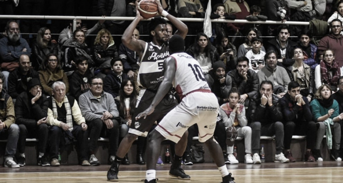 El duelo estadounidense que mantuvo en vilo al público durante toda la jornada: Cedric Blossom vs. James Cambronee. Fuente: @basquetplatense.