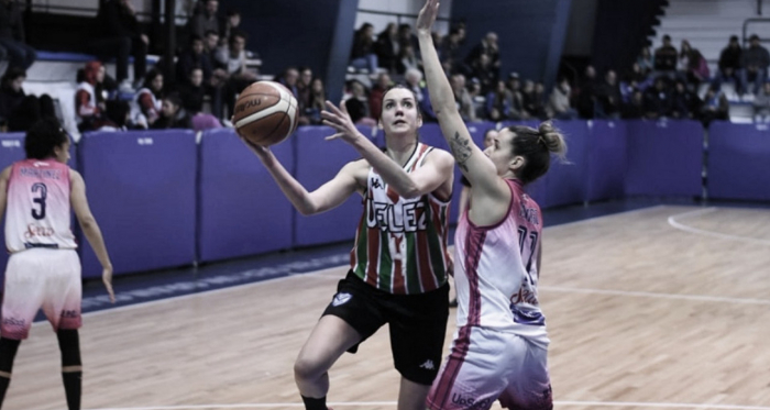 Linda Rubene lanza por encima de la marca de Julieta Mungo. Fuente: Ucuweb.com.