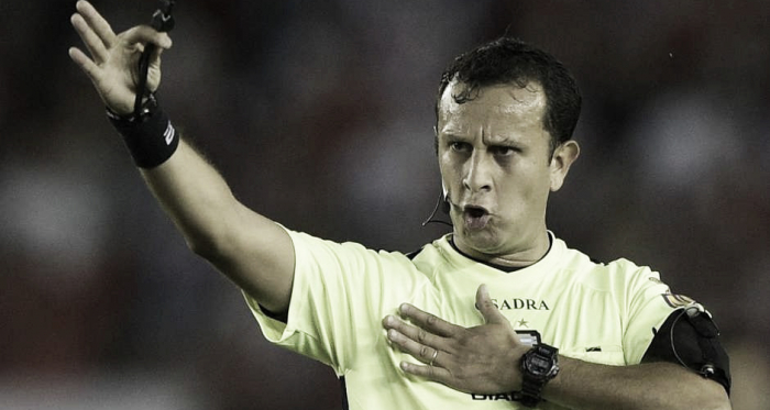 Herrera parece que está cantando en una ópera, sin embargo, en la imagen está dando la indicación de que sancionó una falta para el equipo que ataca para ese lado que está señalando. 
