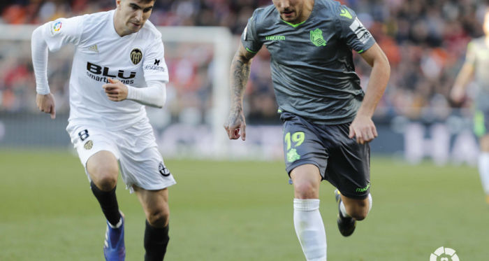 FOTO: LaLiga.es // Carlos Soler intenta marcar a la carrera a Theo Hernández durante el último Real Sociedad vs Valencia disputado en Anoeta. 