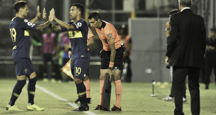 ¡Choquen los diez! Afuera Zárate, adentro Tévez, que hoy fue suplente. Alfaro observa. Foto: Prensa CABJ.
