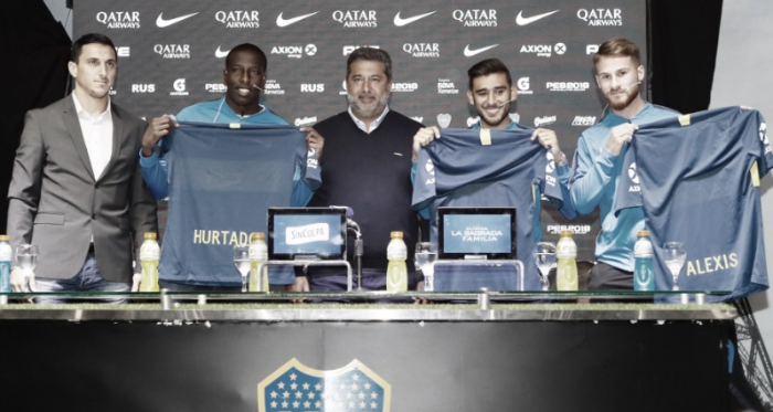 De izquierda a derecha: Nicolás Burdisso (mánager de Boca), Jan Carlos Hurtado (delantero), Daniel Angelici (presidente de Boca), Eduardo Salvio (volante) y Alexis Mac Allister (volante). Foto: Prensa CABJ.