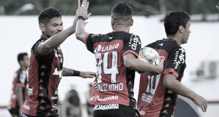 Com dois de Léo Ceará, Vitória bate Oeste de virada e se aproxima do G-4