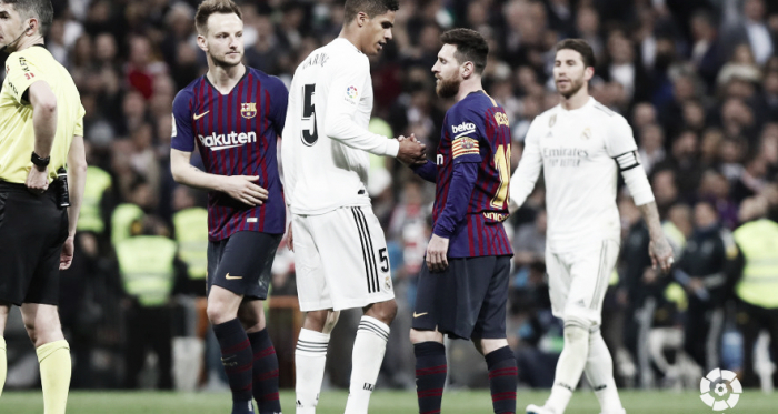 Varane saluda a Messi en el Clásico de Liga. Foto: Liga Santander.