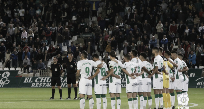 <div>Jugadores del Córdoba guardando un minuto de silencio | Fotografía: La Liga<br></div>