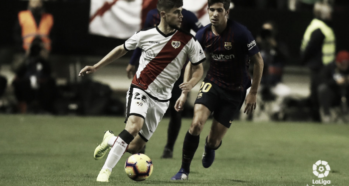 Pozo tratando de conducir el esférico | Fotografía: La Liga