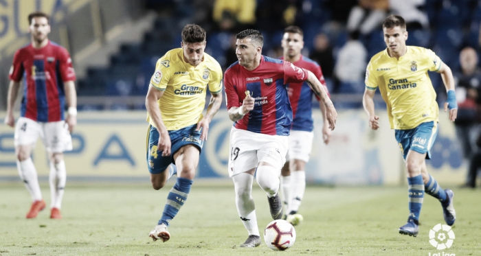Reyes conduciendo el balón durante el transcurso del partido // Imagen: LaLiga