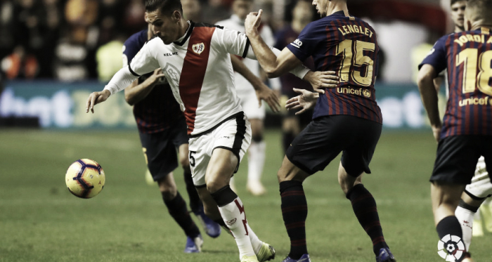 Álex Alegría tratando de llevarse un balón | Fotografía: La Liga
