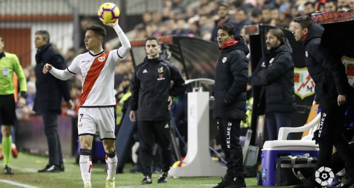 Álex Moreno durante un saque de banda | Fotografía: La Liga
