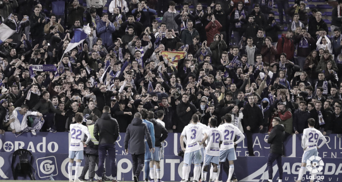 Jugadores del Real Zaragoza ante su afición | Foto: LaLiga