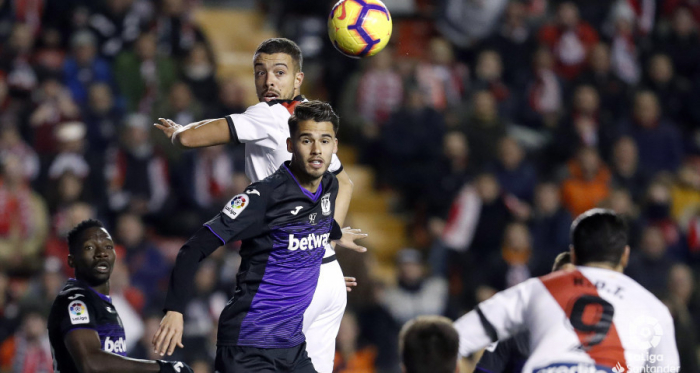 Di Santo saltando tras un centro | Fotografía: La Liga