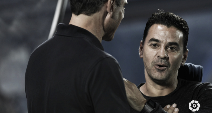 Míchel saludando a Pellegrino | Fotografía: La Liga