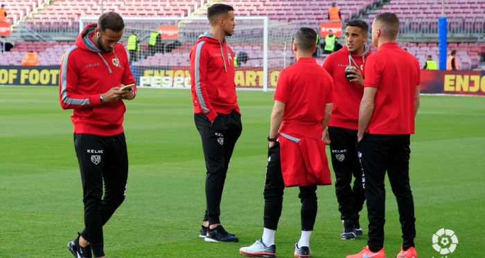 Jugadores del Rayo Vallecano sobre el césped del Camp Nou | Fotograía: La Liga