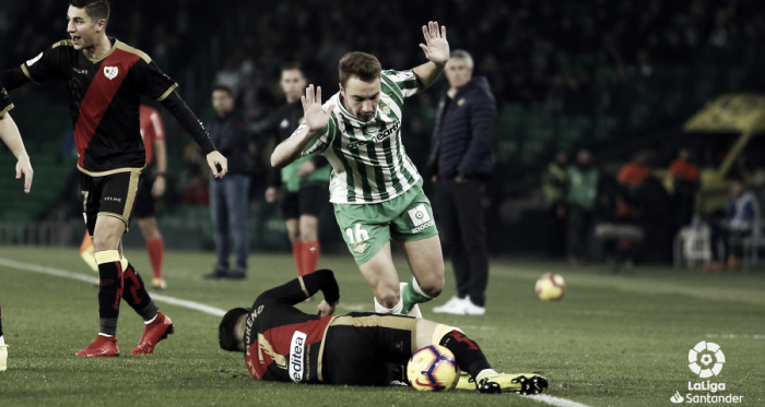 Álex Moreno sobre el césped tras una entrada. Fotografía: La Liga