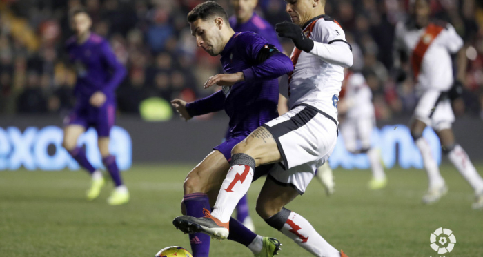 Trejo tratando de llevarse un balón ante Hugo Mallo | Fotografía: La Liga
