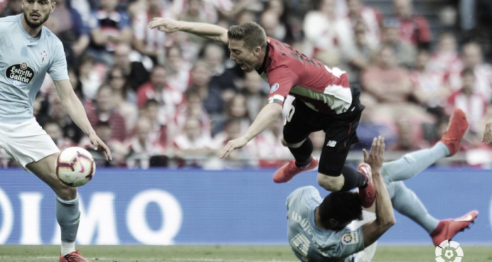 Araújo cometiendo penalti sobre Muniain. | Fuente: LaLiga