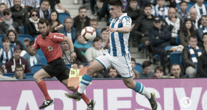 Ander Barrenetxea conduce el balón en el choque frente a la SD Eibar en Anoeta (FOTO://LaLiga)