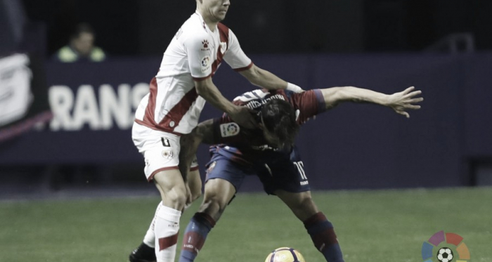 Álex Moreno forcejeando por un balón | Fotografía: La Liga