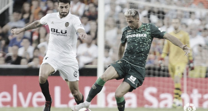 Joaquín en una jugada ante el Valencia | Foto: LaLiga Santander