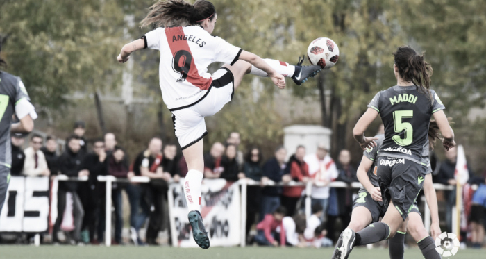 Ángeles tratando de llevarse el esférico | Fotografía: La Liga