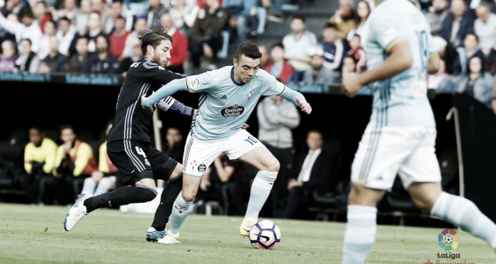 Iago Aspas frente al marcaje de Sergio Ramos / Foto: LaLiga