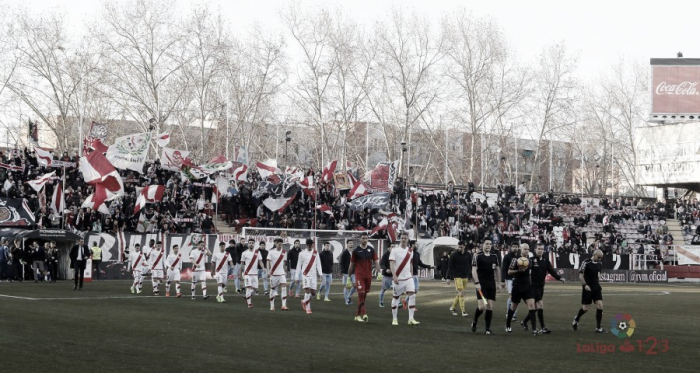 Jugadores de Rayo y Mirandés saltando al césped | Fotografía: La Liga